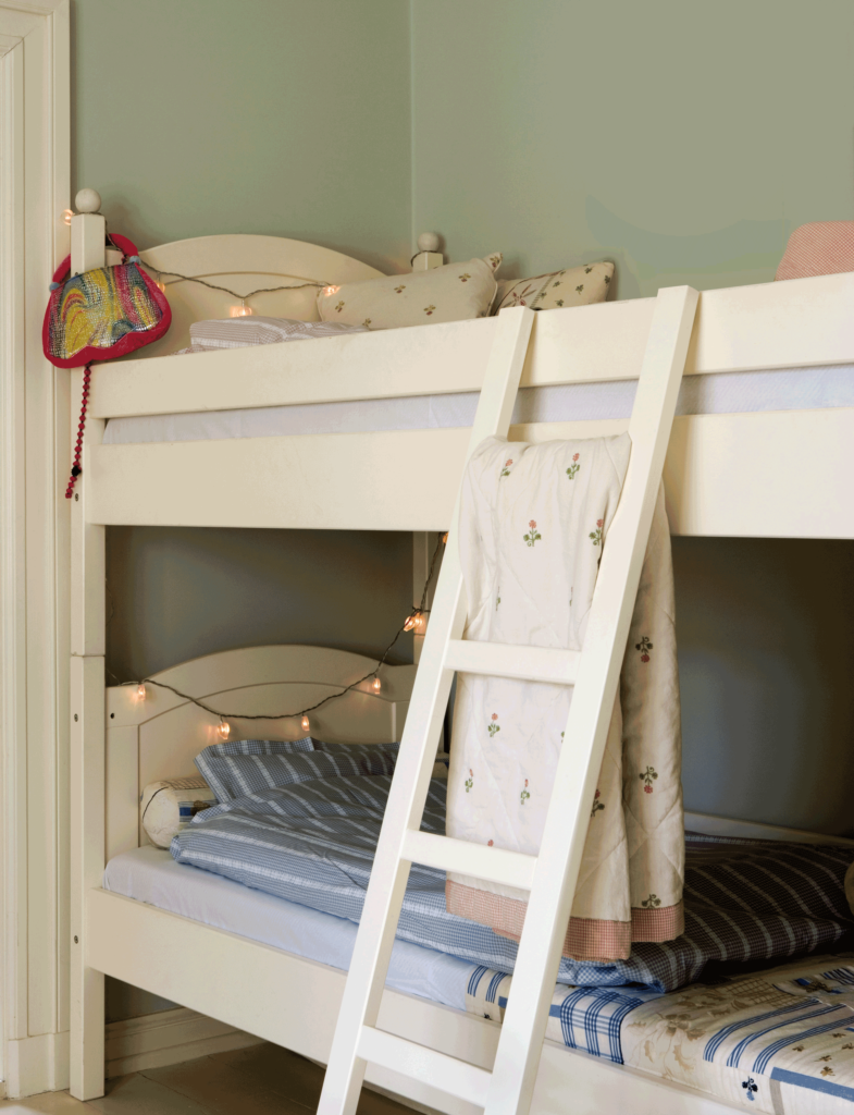 ベッドフレーム：No.2004 Slipper Satin / 壁：No.22 Light Blue / 日光が届かない場所では、穏やかな印象のホワイトに変化するNo.2004 Slipper Satin