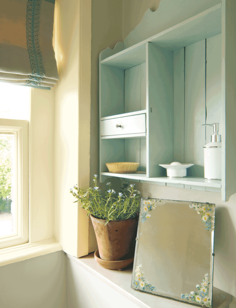 壁：No.4 Old White / 窓周り：No.239 Wimborne White / 棚：No.239 Teresa's Green / 窓周りに白を使うことで空間がより明るく感じると共に、爽やかなソフトのグリーンブルーの棚とシックなベージュのNo.4 Old Whiteの配色が静穏で美しいインテリア空間