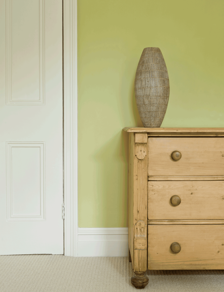 ドア・モールディング：No.2004 Slipper Satiin / 壁：No.251 Churlish Green / 明るい黄緑の壁と、同じ緑の顔料が入っている穏やかな白のドアでナチュラルな印象に仕上がっている空間