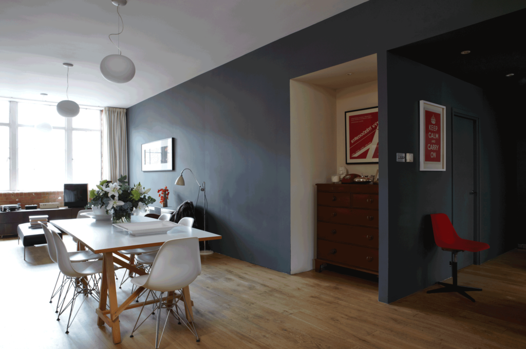 天井：No.1 Lime White / 壁：No.31 Railings / 青みの強いダークカラーのNo.31 Railingsの壁にくすみのある白 No.1 Lime Whiteを合わせることで、キツすぎずにスタイリッシュな印象をもたらしている