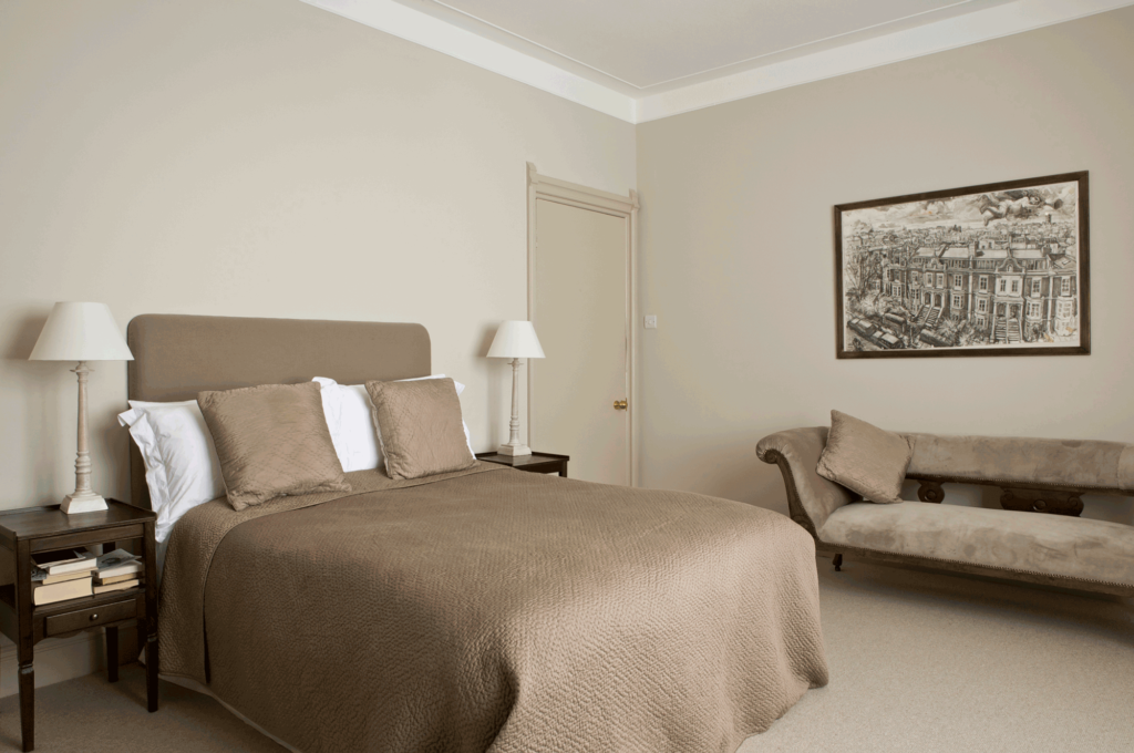 ドア：No.4 Old White / 壁：No.239 Wimborne White / モールディング：No.2005 All White / 明るめのニュートラルカラーで統一された空間。壁よりも少し落ち着きのあるNo.4 Old Whiteをドアに塗装することで単調な印象にならず、空間に動きが出ている。