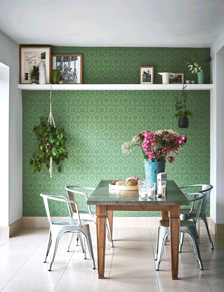 天井・周囲の壁：No.2004 Slipper Satin / 正面壁：3207 Brocade / アザミや葉のモチーフが特徴のエレガントな紋様の緑の壁紙を引き立てるNo.2004 Slipper Satin。緑の顔料が含まれるので印象的な壁紙を自然に引き立てる爽やかで明るい空間に。