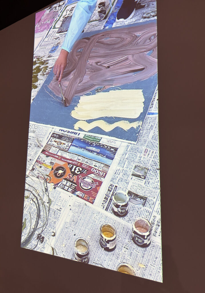 Farrow&Ballのサンプルポットを使用した作品の制作風景