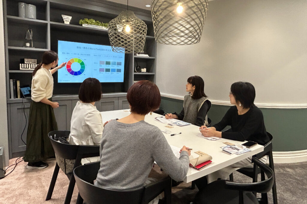 Farrow&Ballの色を用いた、色の養生×冬のインテリアカラーについてのお話をするセミナー風景。Farrow&Ballの色で心身のコンディションをするお話をさせていただきました。