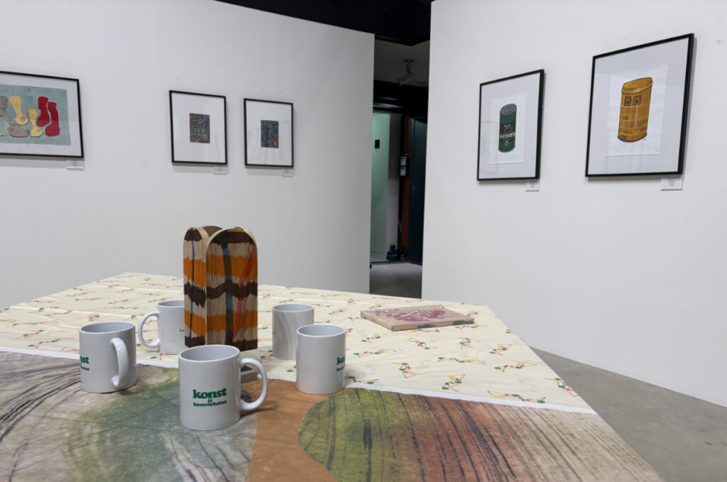 展覧会風景とアイコニックなオリジナルマグカップ