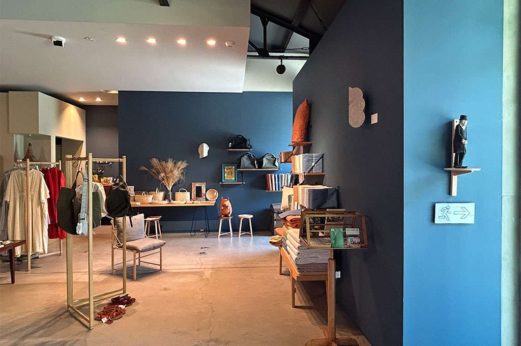 lagom様ショップ内の様子　（2025年７月撮影）　壁： No.281 Stiffkeyblueが塗られたゆったりとした美しい空間が広がります。