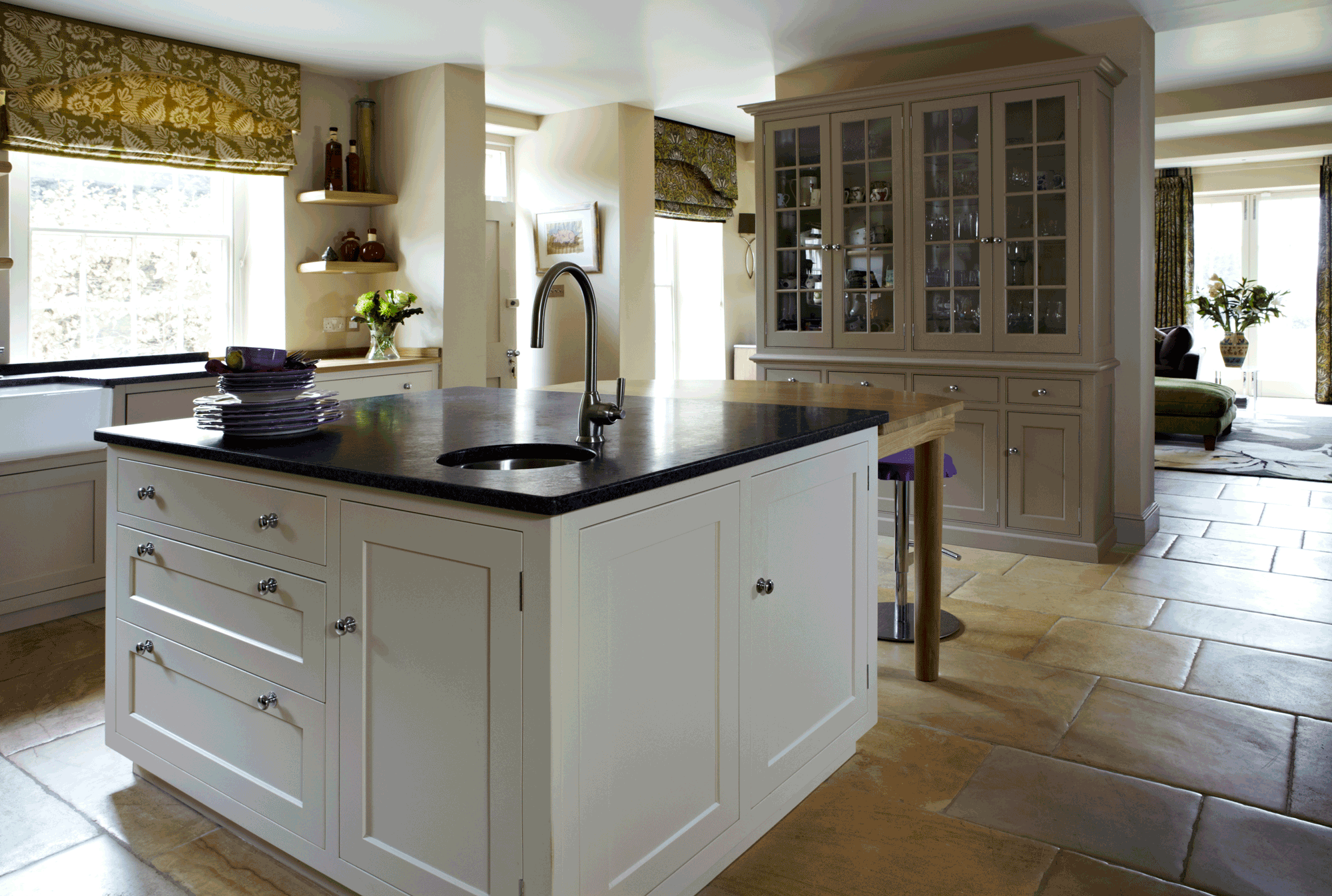 壁：No.2004 Slipper Satin、No.213 Savage Ground / ユニット：No.3 Off-White