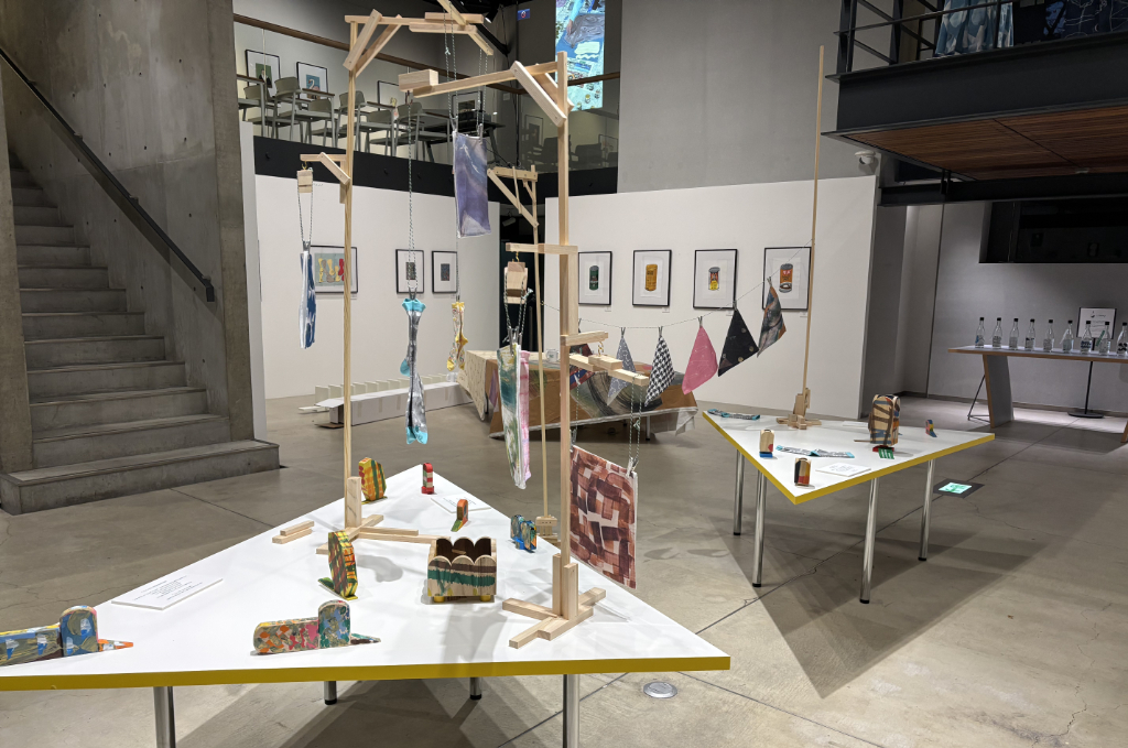 「konst & formverkstan（コンスト アンド フォルムヴェルクスタン）」展　この展示会ではFarrow&Ballの期限切れ塗料を使ったアートも展示されている。