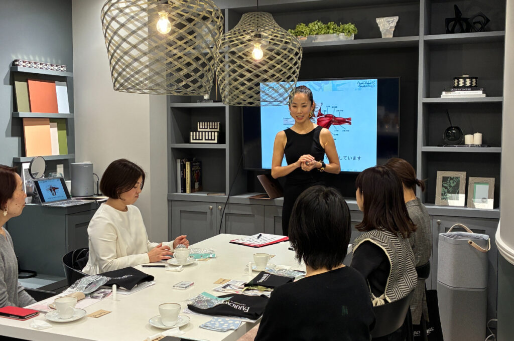 モデルの和久井悦子さんによるセミナー風景
