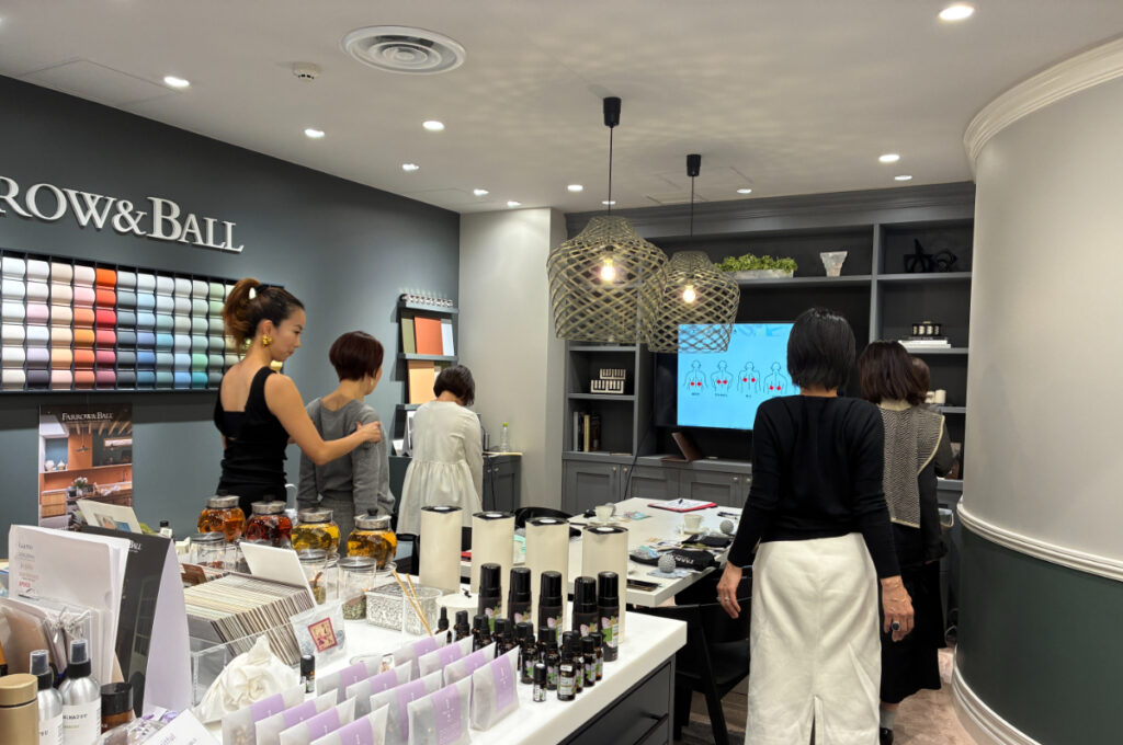 モデルの和久井悦子さんによる筋肉をほぐすためのトレーニング「ちょいトレ」の様子