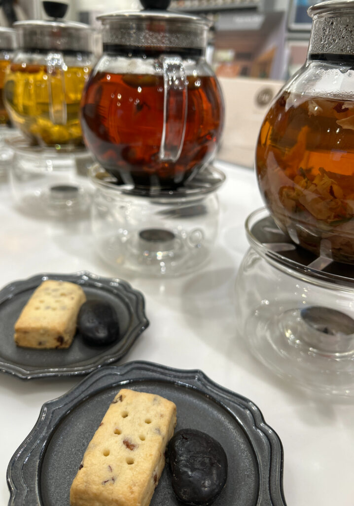 和実茶と一緒にお茶菓子としてもてなされた、なつめ入りの米粉ショートブレッドとそら豆の甘露煮