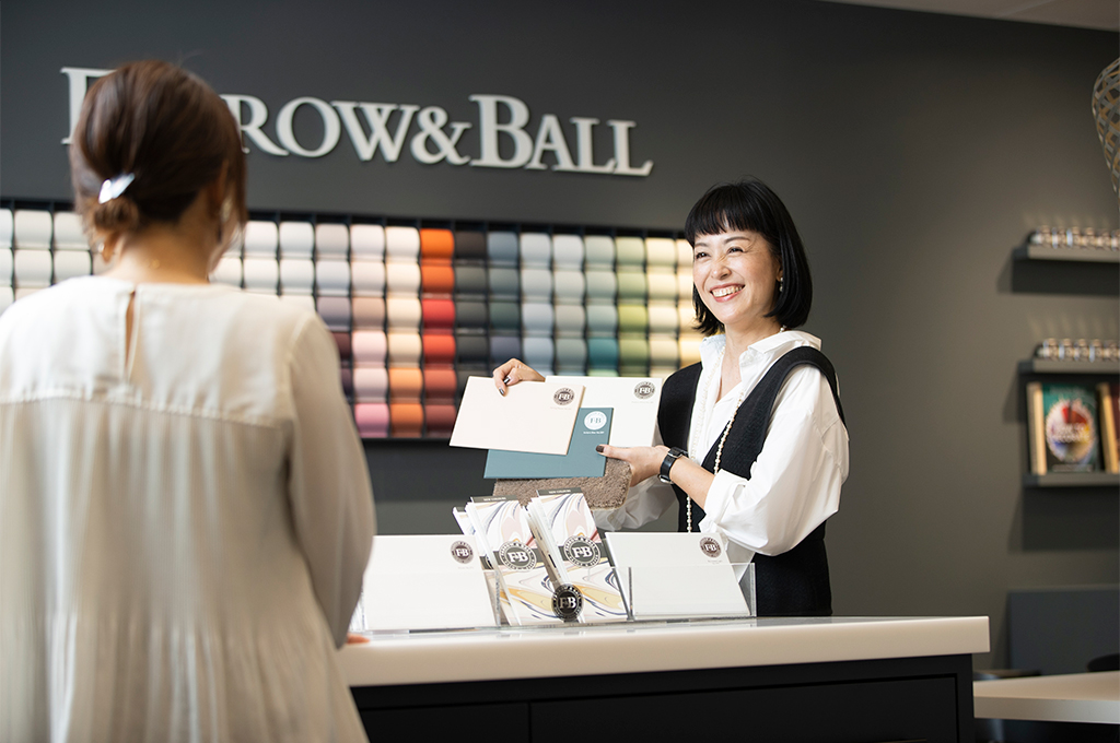 Farrow＆Ball銀座サロンでカラーコンサルタンシーサービスを受けているお客さまの様子
