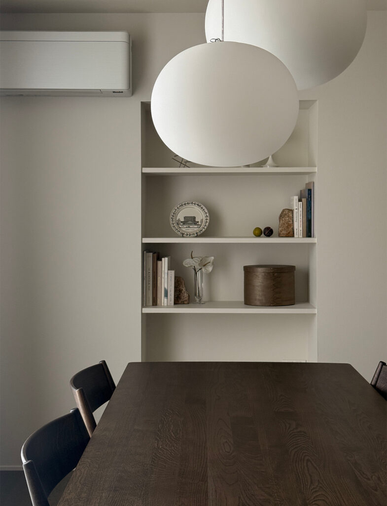 キッチン横の飾り棚。白の濃淡がディスプレイされた小物を上品に見せる。