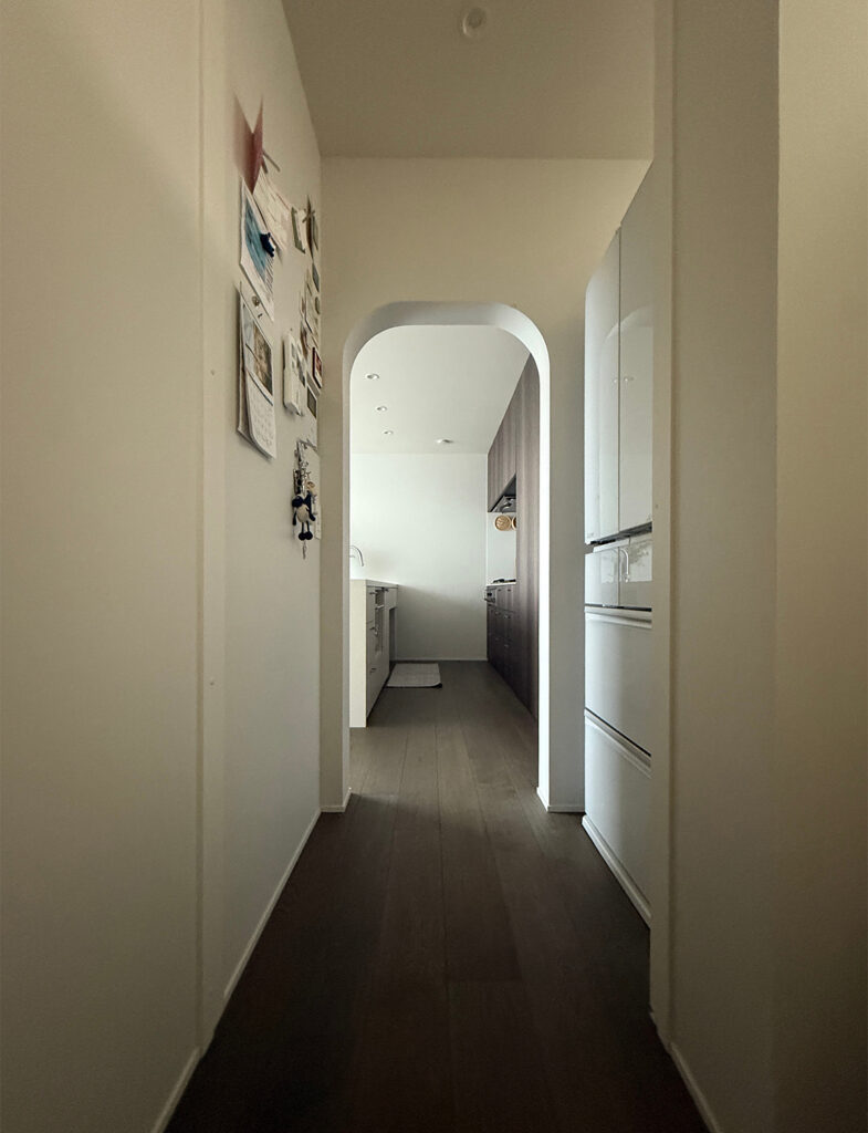 キッチンから廊下にかけてのスペース。清潔感のある白の壁で落ち着いたリラックス空間を演出。No.2001 Strong White（ストロングホワイト）