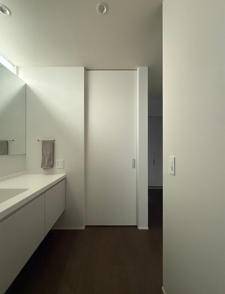 清潔感のある白で統一されたサニタリー。大きな鏡と塗装壁が広がりを感じさせる。No.2001 Strong White（ストロングホワイト）