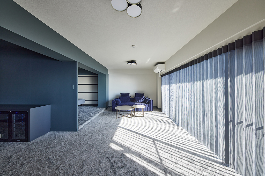 Farrow & Ballの深いネイビーとニュアンスグレーのペイントが、光溢れるリビングに静寂と奥行きを与える、洗練された大人のコンテンポラリーインテリア。