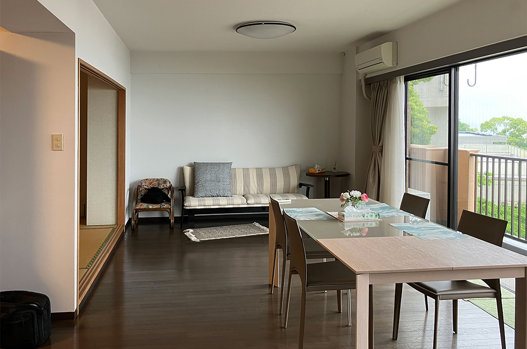 塗装前のリビングダイニング。和室が隣接する落ち着いた内装のマンションインテリア。Farrow & Ballのペイント施工により、ライフスタイルに合わせた自分らしい彩りへと生まれ変わる前の室内風景。