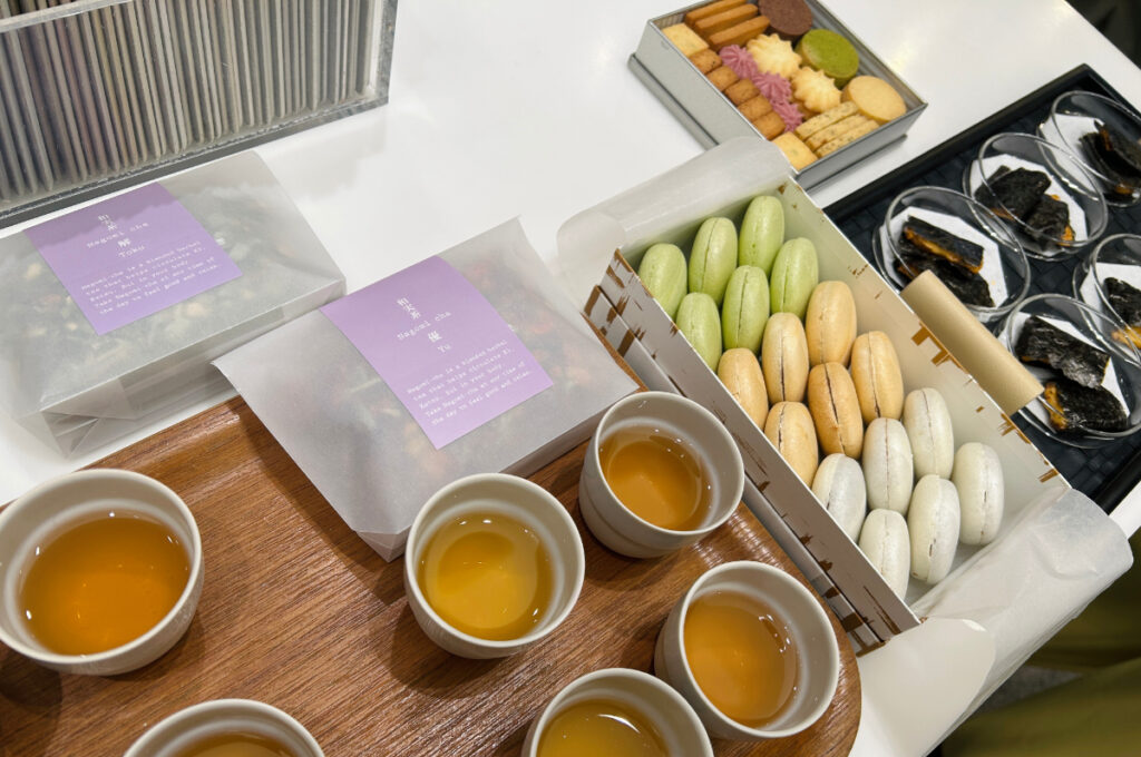 小澤実和さんによる養生・お茶タイムの様子。和実茶とともに素敵な美味しくて体に優しいお茶菓子でおもてなしをしていただきました。