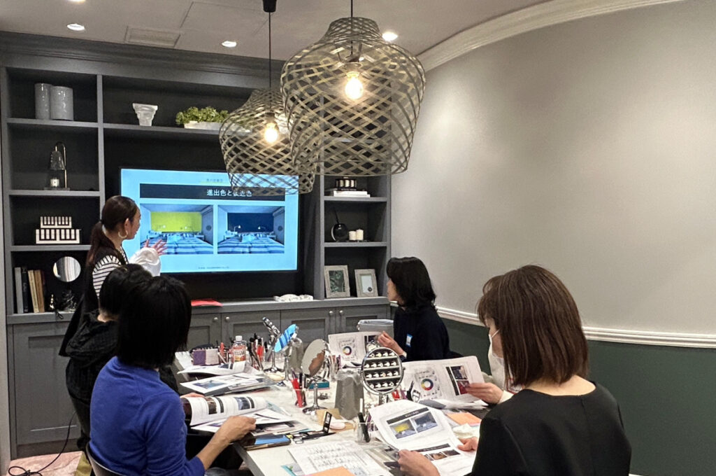 Farrow&Ballカラースタイリスト兼一般社団法人日本カラーマイスター協会の講師によるパーソナルカラーセミナーの様子