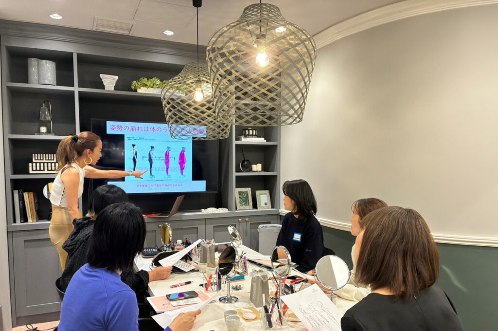 和久井悦子さんによる姿勢・立ち方ワークショップの様子。