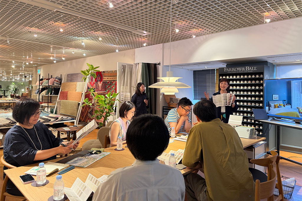 ザ・コンランショップ 新宿店で開催されたFarrow & Ballの睡眠五感セミナーと寝室色彩計画ワークショップの様子。参加者がカラーチャートを見ながらスタイリストの説明を聞いている風景。