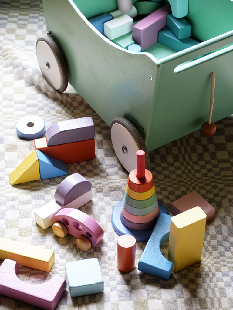 Farrow&Ballでペイントされた玩具やおもちゃ箱。Farrow&BallのペイントはToy Safety Standardの基準を満たす、小さなお子様でも安心して触れることのできるエコフレンドリーなペイントです。