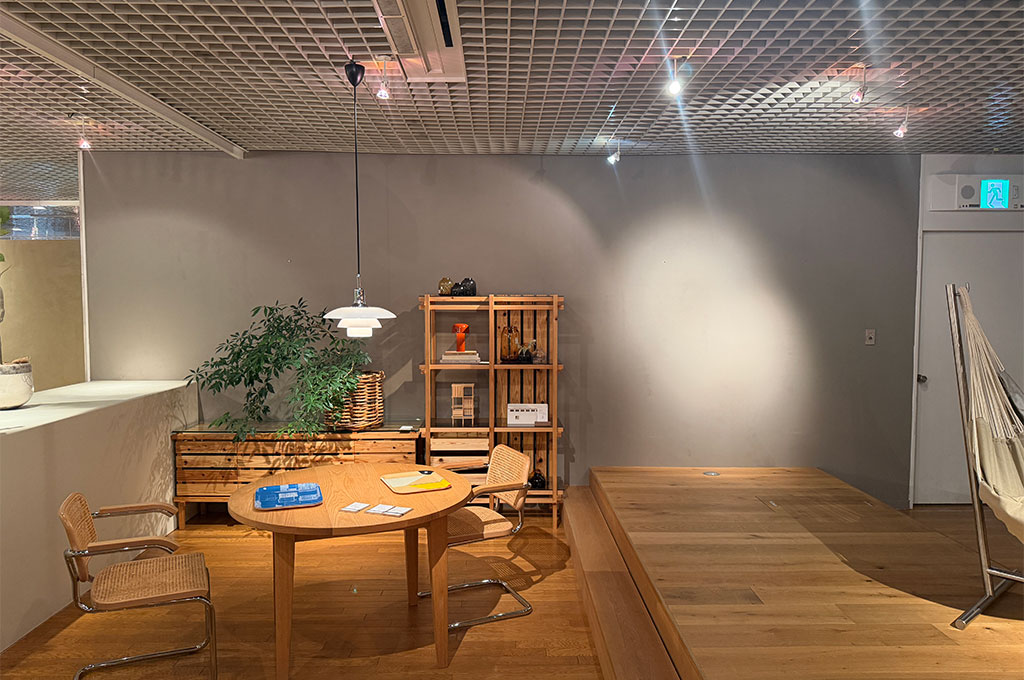 ザ・コンランショップ 新宿店の店内に塗られたFarrow＆BallのNo.243 Charleston Gray。上質な家具との組み合わせ力は抜群です。