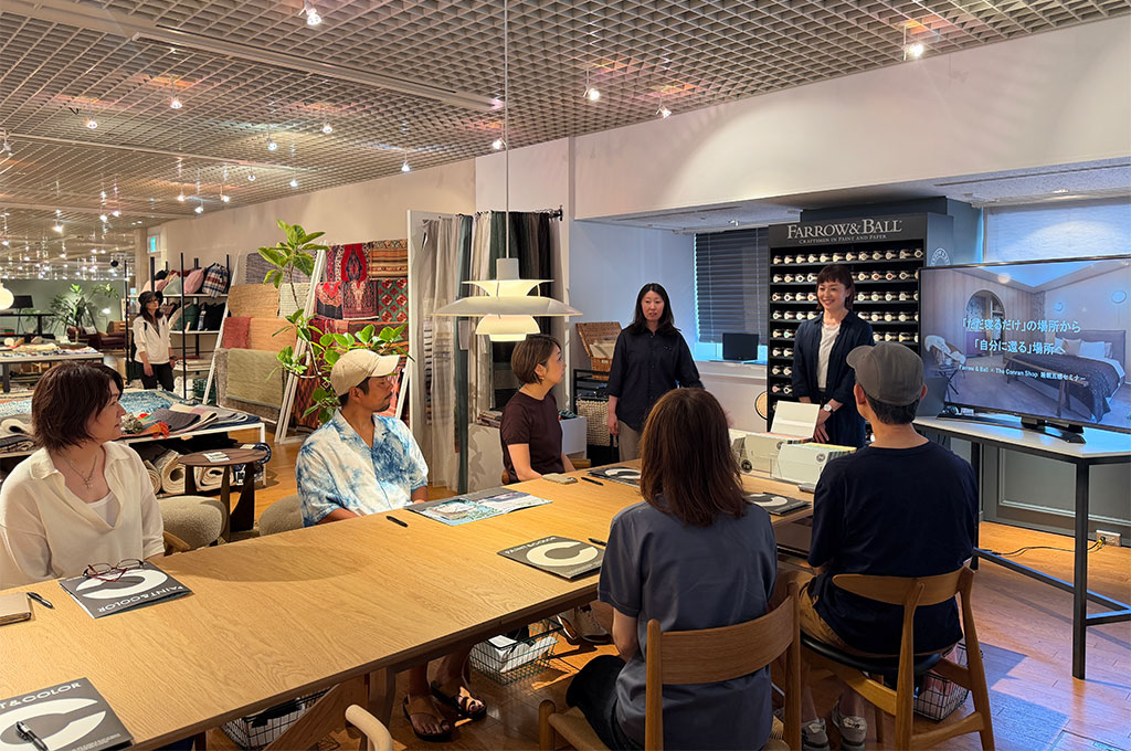 ザ・コンランショップ 新宿店で開催されたFarrow & Ballの睡眠五感セミナーと寝室色彩計画ワークショップの様子。参加者の皆さまがカラースタイリストのお話を聞きいる様子。