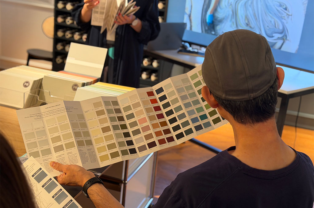 ザ・コンランショップ 新宿店で開催されたFarrow & Ballの睡眠五感セミナーで、カラーチャートを持つスタイリストの説明を熱心に聞く参加者たちの様子。