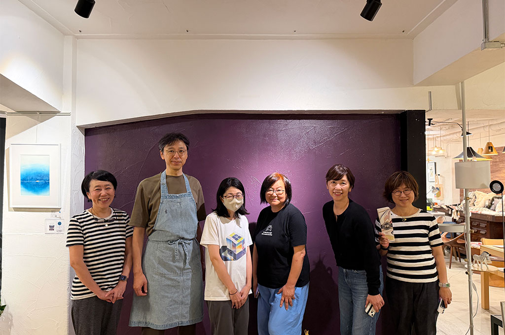 RIGNA TERRACE TOKYOをFarrow&Ballのペイントで塗り替えた時の様子。RIGNA TERRACE TOKYOのスタッフの方と一緒に。