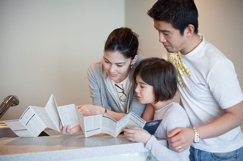 Farrow&Ballのカラーチャートを見ながら、子ども部屋の色を選ぶご家族
