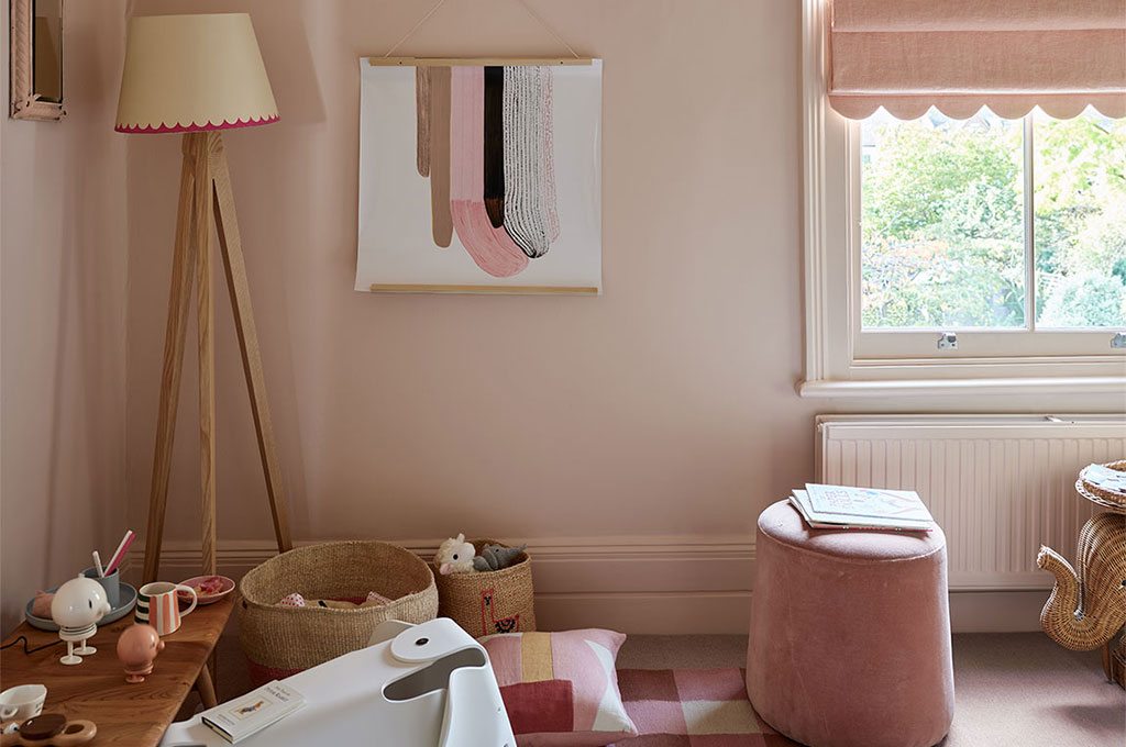 壁：No.231 Setting Plaster 
Setting Plasterの淡いピンクの壁に、木製家具やピンクの布製のスツール、おもちゃを合わせた子ども部屋