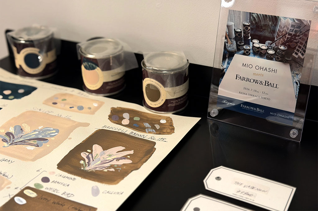 「MIO OHASHI meets FARROW & BALL」のイベント展示で、Broccoli Brown No.198などのペイント缶や手描きのアートサンプルが並ぶ、クリエイティブな色選びの光景。