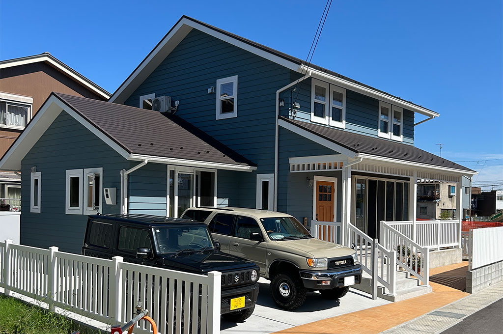 内装に合ったブルーにまとまるアメリカン・ヴィンテージな新築住宅の外観。