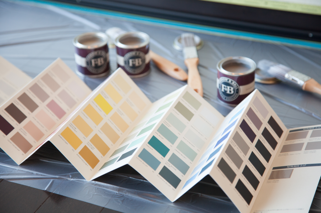 Farrow&Ball のじゃばら式のカラーチャート(無料で取り寄せ可能)が広げられている写真。色選びの第一歩は、Farrow&Ball のじゃばら式のカラーチャートを手に入れることから。この中から、好きな色や取り入れてみたい色を3色程度選んでみましょう。