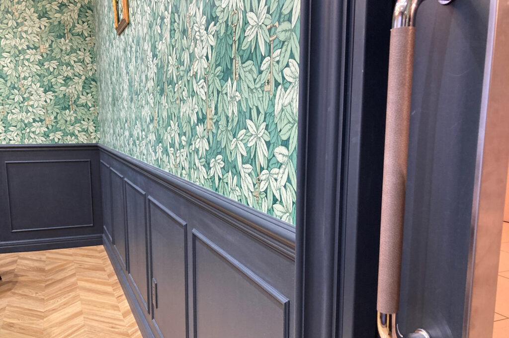 FARROW&BALL / 塗装:No.31 Railings / VIPルームの腰壁などにはFarrow&Ballのダークカラーの中でもとても人気の高いNo.31 Railingsが使われています。