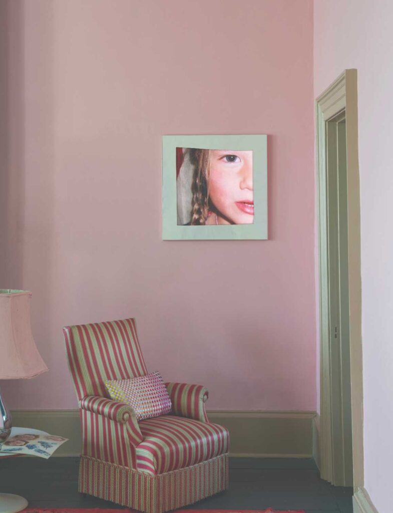 壁に飾られた写真、頬をピンクに染めた少女からインスピレーションを得て作られたNo.278 Nancy's Blushesのピンクが写真の雰囲気と完全にマッチした無邪気でピュアな空間。