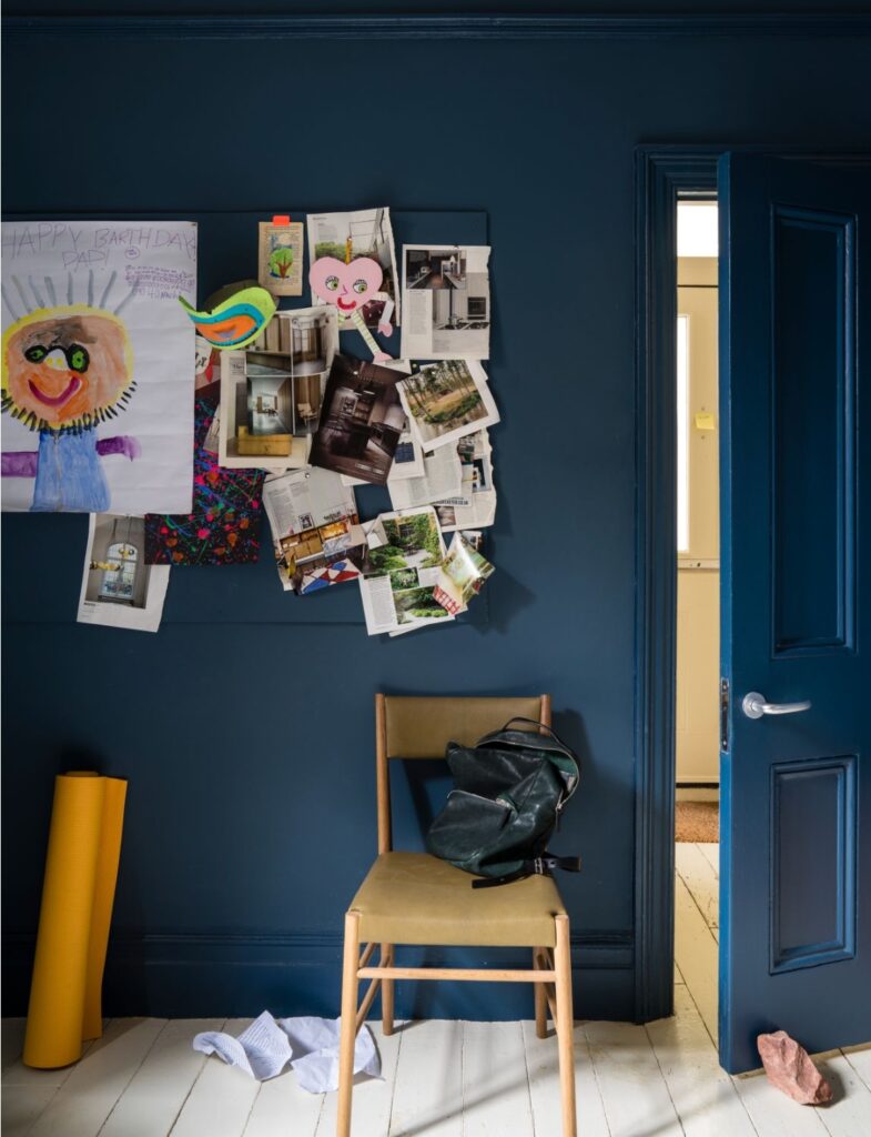壁に落ち着いたNo.281 Stiffkey Blueをペイントしていることで、お子さんの作品や写真など何気ない日常のお気に入りのアイテムを無造作に飾ってもなんだか映える、大人っぽくおしゃれに見える空間となります。