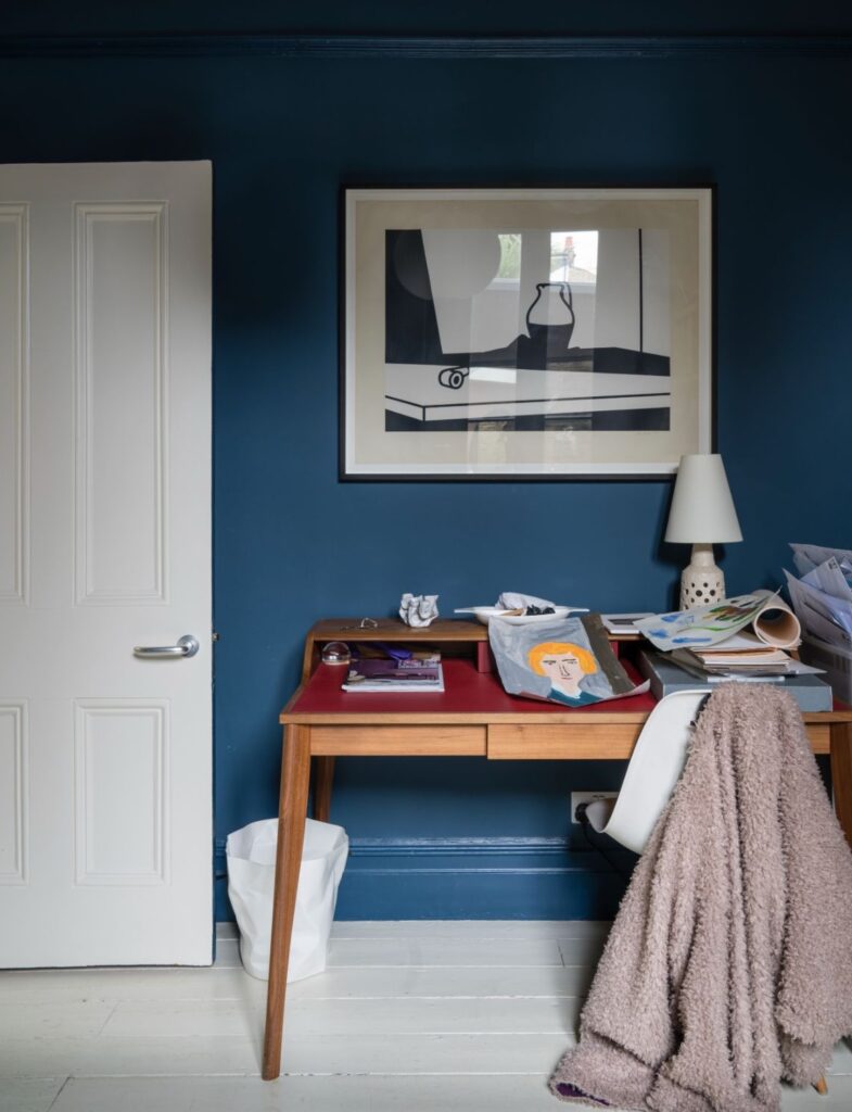 モノトーンの作品の背景にはNo.281 Stiffkey Blueの海のブルーを思わせる落ち着いたブルーネイビーのペイントと白い建具がすっきりと美しいコントラストを描き、アートとも響き合っているます。