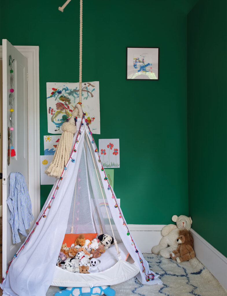 壁：No.W50 Verdigris Green
Verdigris Greenの深い緑の壁に、テントやおもちゃを飾った子ども部屋