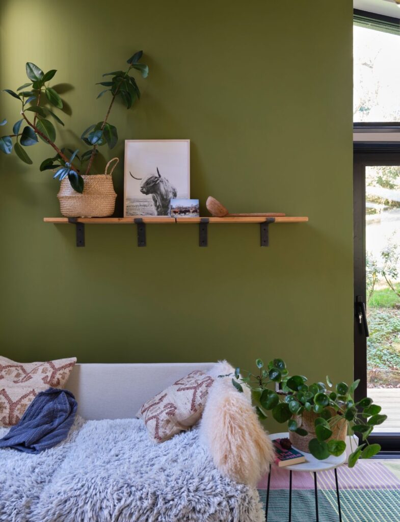 Farrow&BallのNo.199 Sap Greenを壁に使用したインテリア。深みのあるグリーンが空間に落ち着きと奥行きを与え、自然の温もりを感じるウォームラグジュアリーな空間を演出。