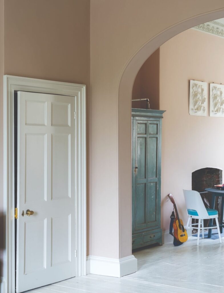 Farrow&BallのNo.231 Setting Plasterを壁に、No.2008 Dimityを建具と巾木に使用したインテリア。柔らかなピンクベージュと温かみのあるニュートラルカラーが調和し、優雅で心地よいウォームラグジュアリーな空間を演出。