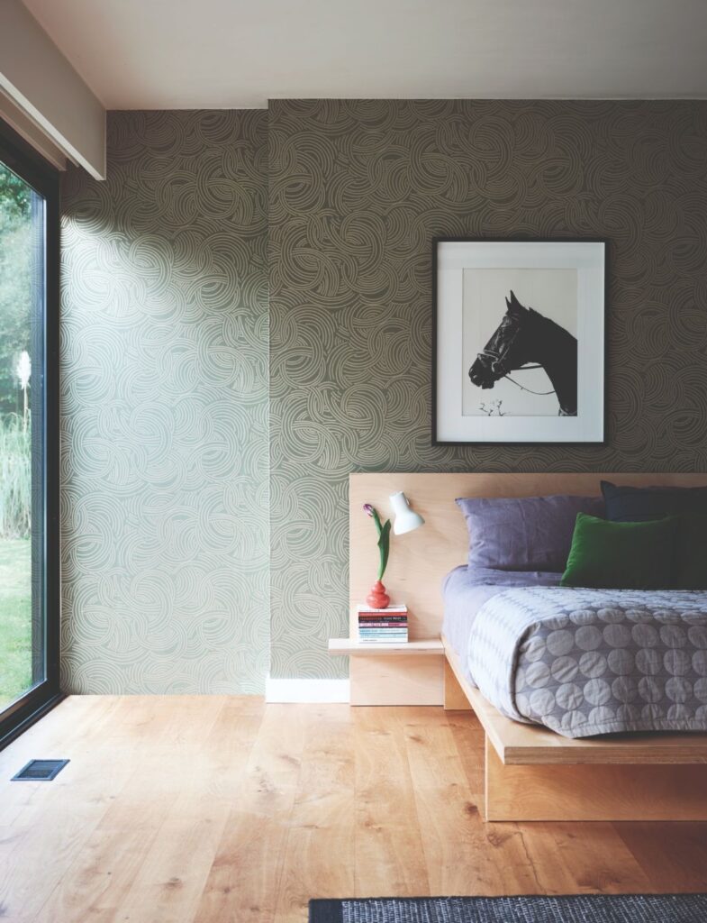 Farrow&Ballの壁紙Tournillon BP 4808を使用したインテリア。落ち着いたグリーンの壁紙と黄みを帯びた木材が調和し、自然の温もりと心地よさを感じるウォームラグジュアリーな空間。